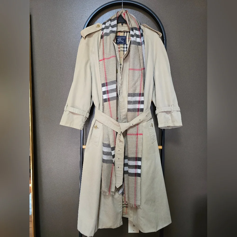 Burberry Beige Trench Coat with Classic Check Lining - Picture 4 of 17